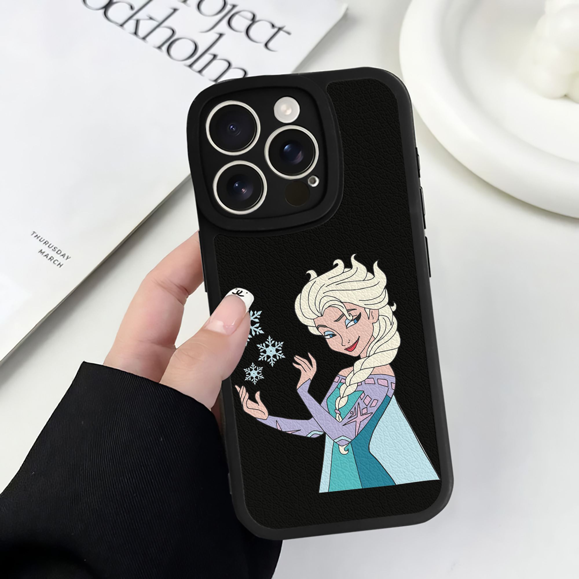（画像用） アナと雪の女王 アンナ エルサ Frozen Anna Elsa 【iPhone 16シリーズ対応】シリコンスマホケース（レザー調） 材質：シリコン